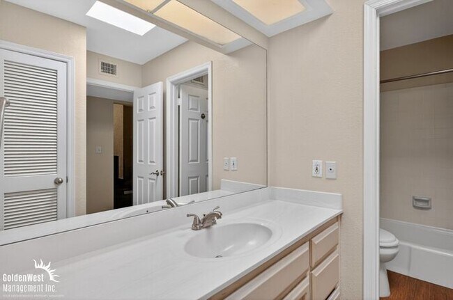 Building Photo - Bright and Modern 1Bdm 1Ba Condo Near Downtown Scottsdale!