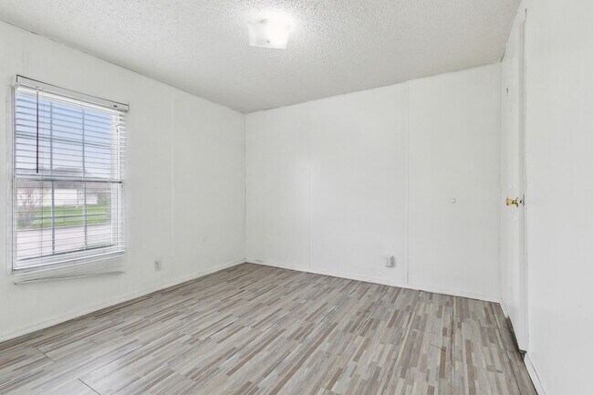 Building Photo - 121 Timber Ridge St