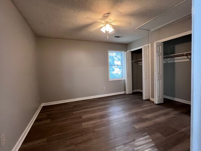 Building Photo - 4009 Hawthorne Cir