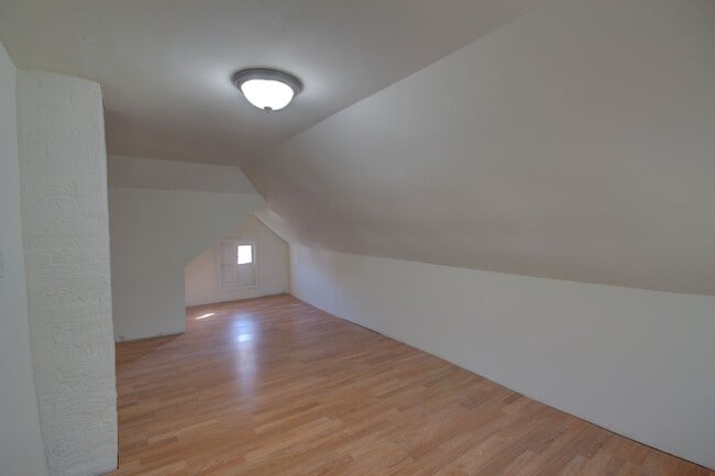Building Photo - 2 Bed Home