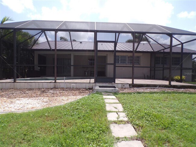 Building Photo - 2310 Palm Tree Dr
