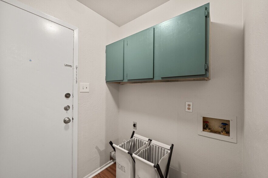 Building Photo - 703 Country Aire Dr