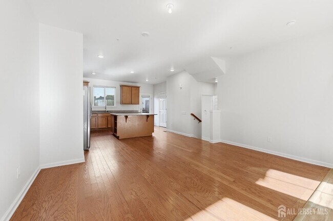 Building Photo - 6 Bond St