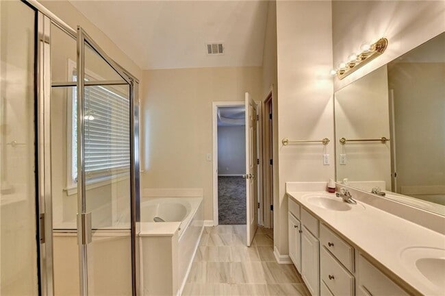 Building Photo - 3460 Maple Terrace Dr