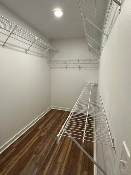 Building Photo - 918 Ruthven St