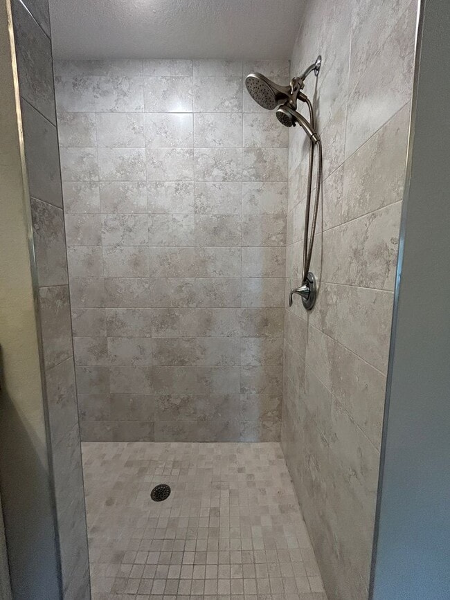 Building Photo - Don't Miss This 4 Bed, 2 Bath Home with Fe...