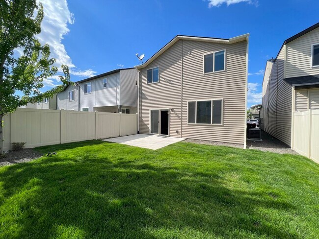 Building Photo - Beautiful 4 bed 2.5 bath Blackrock home in the Verado Subd just off N Locust Grove and Ustick Rd