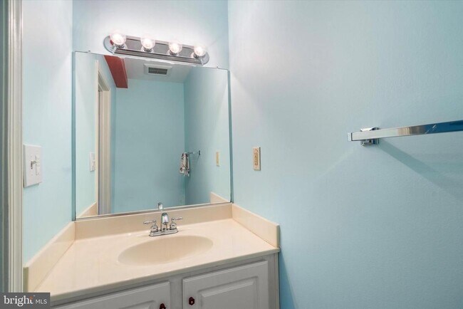 Building Photo - 2048 Pieris Ct