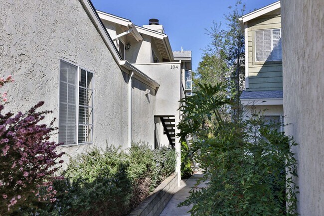 Building Photo - Talmadge : spacious 2 bed, 2 ba top floor condo