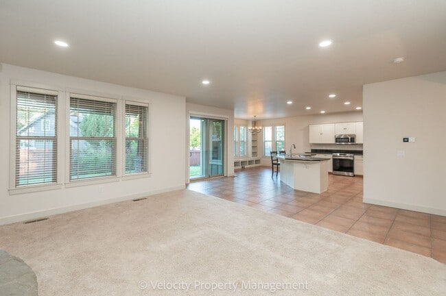 Building Photo - Beautiful NW Bend Home!