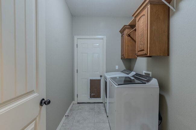Building Photo - 4 BR Farmington Home!