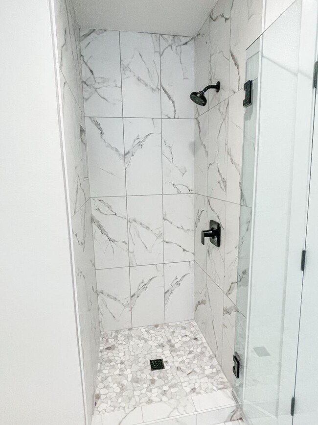 Building Photo - 204 18th St