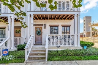 Building Photo - Modern living in Salemtown!