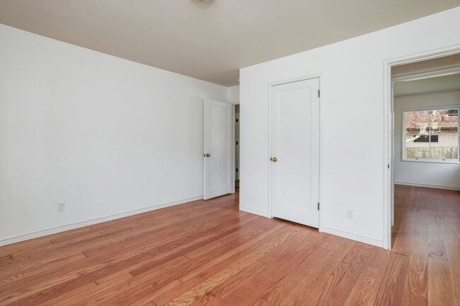 Building Photo - 3 Bedroom Home In Kensington!