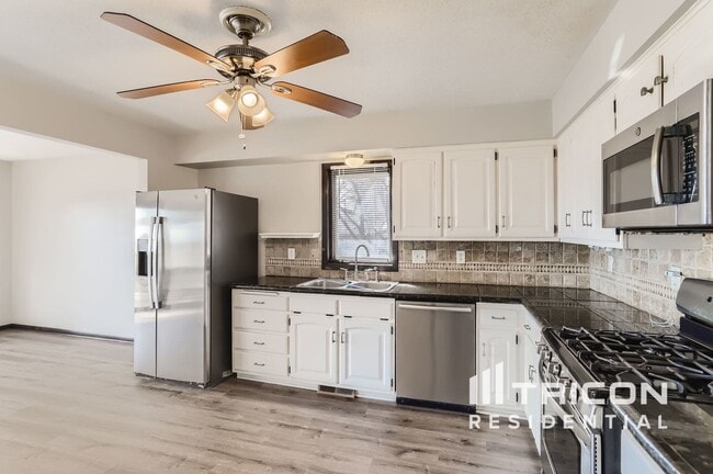 Building Photo - 16691 N Hillcrest Ct