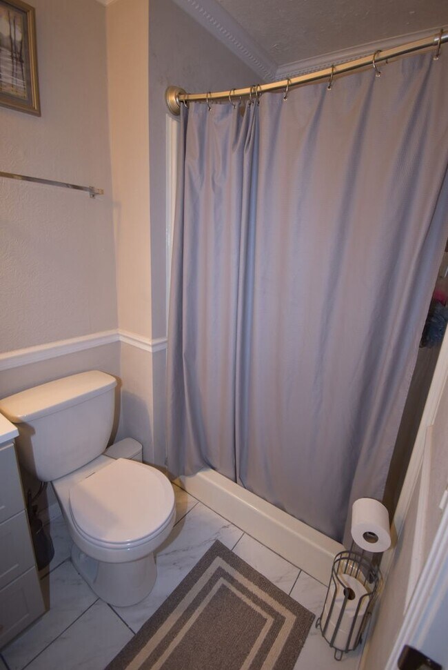 Building Photo - Large 3 Bedroom 3 Bath Home For Rent in Sa...