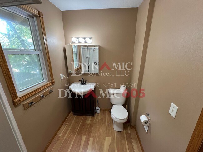 Building Photo - Upper Level 1 Bedroom, 1 Bathroom Apartmen...