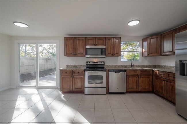 Building Photo - 4002 W Fairview Heights