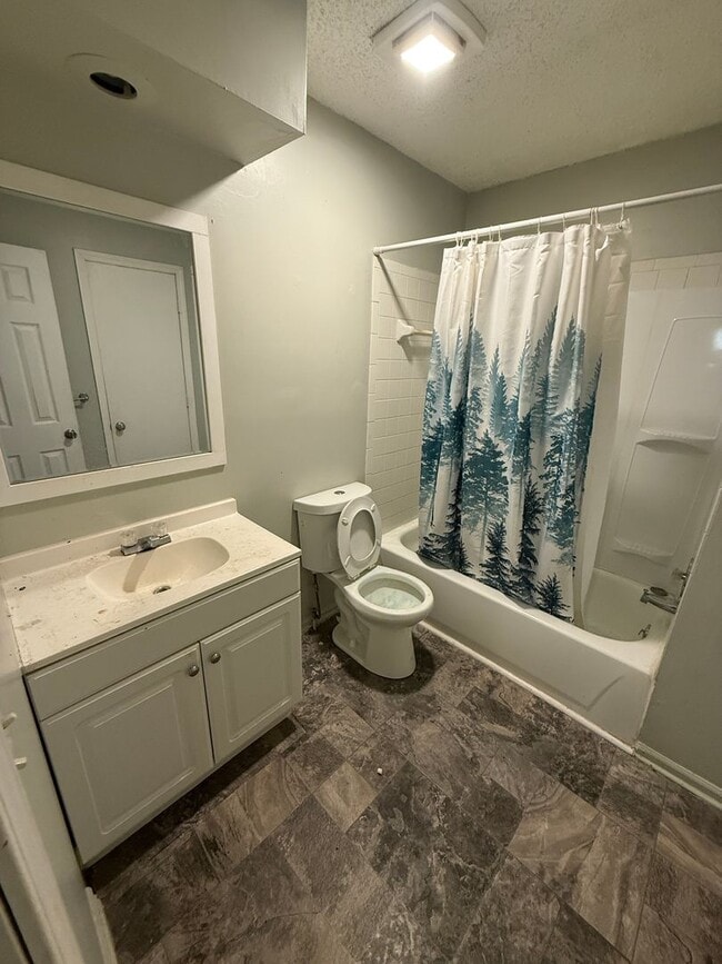 Building Photo - Great 3 bedroom townhouse available