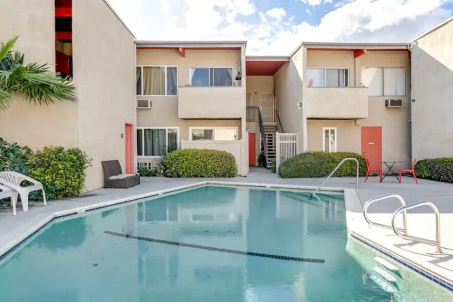 Unit it next to the pool - 12014 Kling St