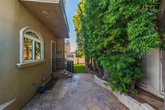Building Photo - Luxury Detached Townhome in Redondo Beach