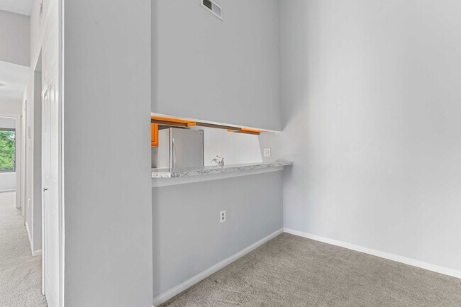Building Photo - Charming Top Floor Condo with Pool View!!