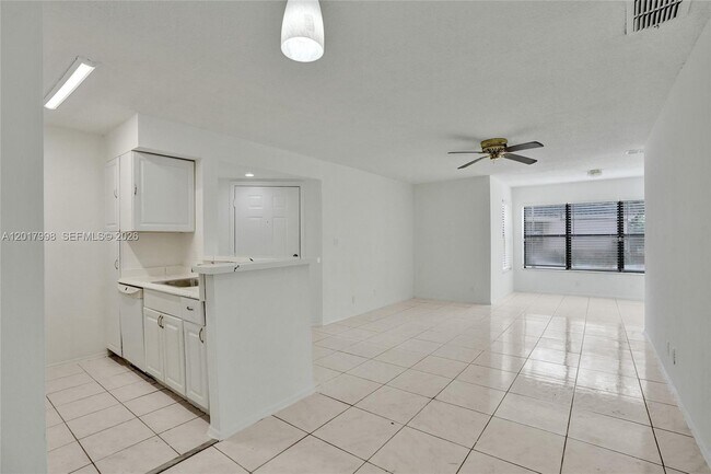Building Photo - 2866 S University Dr