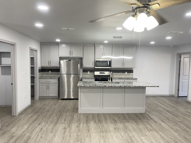 Building Photo - Spacious Home on a quiet cul-de-sac street