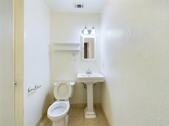 Building Photo - 1411 Kamar Dr