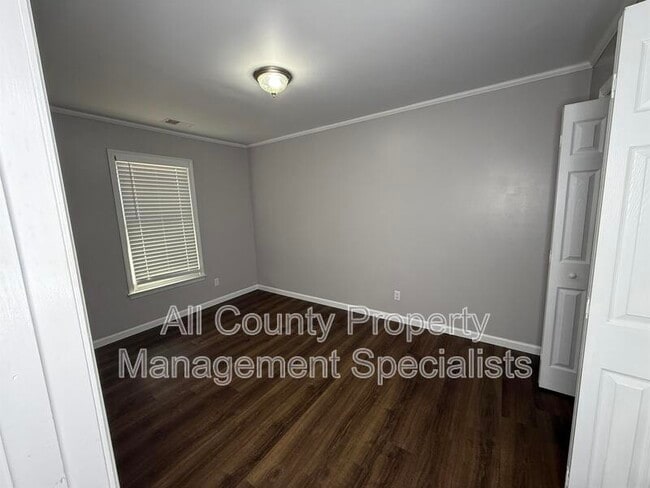 Building Photo - 1908 Greenoaks Rd