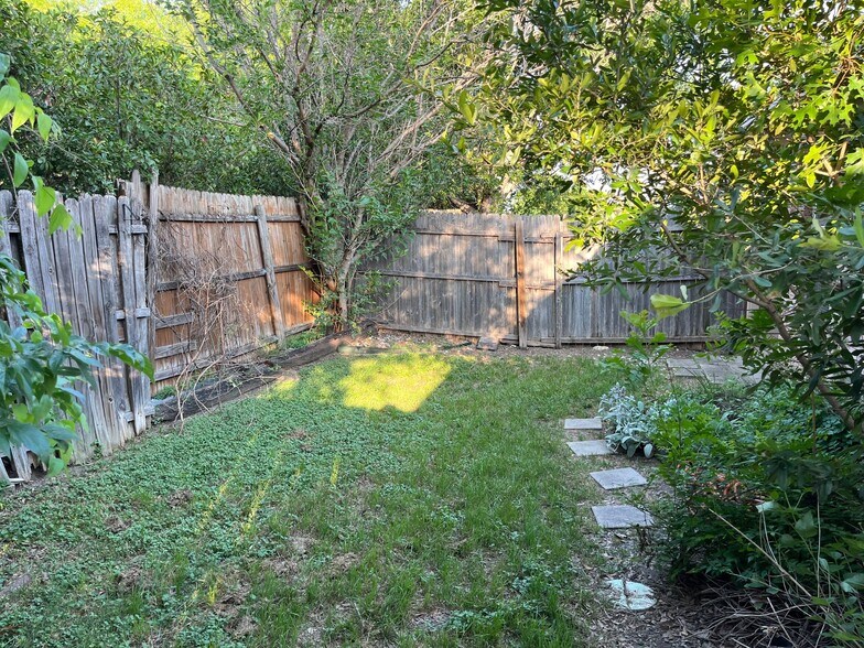 Building Photo - 10258 Aurora Dr