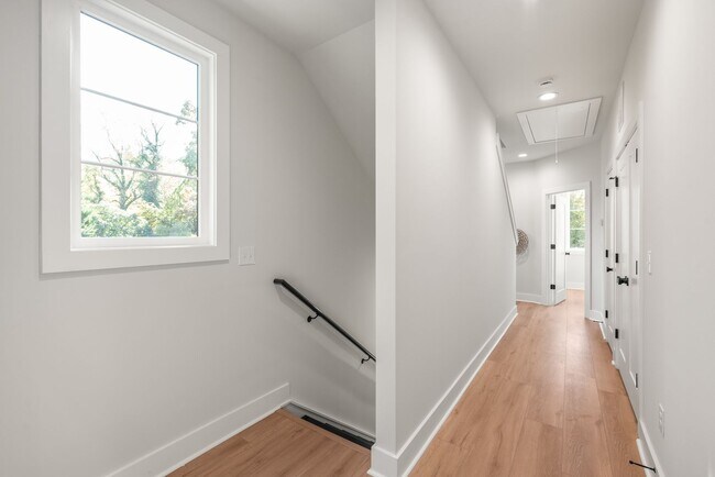 Building Photo - Modern Living in the Heart of Plaza Midwood!