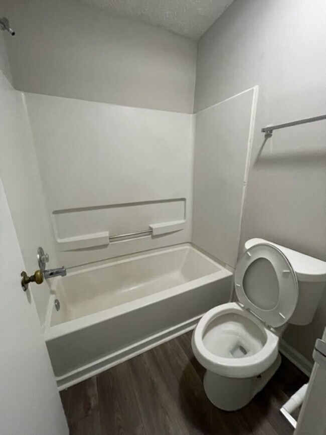 Building Photo - 3 Bedroom Home Available !