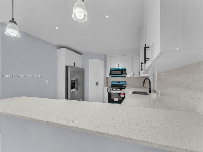 Building Photo - 6525 SW 18th St