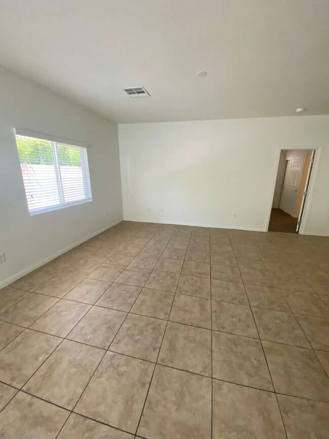 Building Photo - Spacious Single Story 3- Bedroom Home!