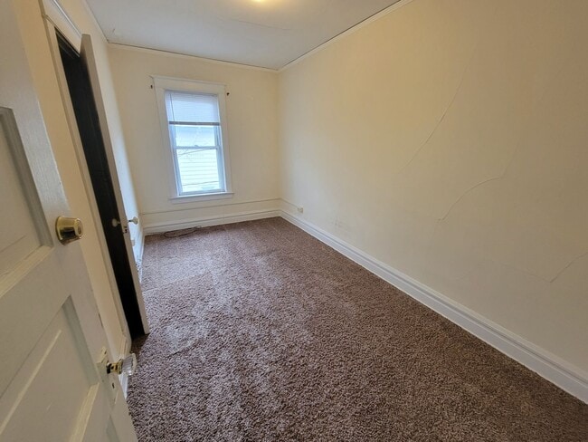 Building Photo - AVAILABLE JUNE - 4 Bed 1 Bath Located In East Hillside