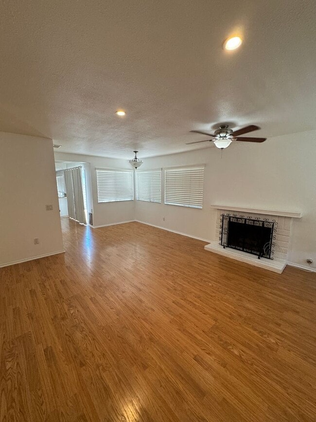 Building Photo - Now ready to move-in! Beautiful 2-Bedroom Home in a Gated Loma Linda Community!