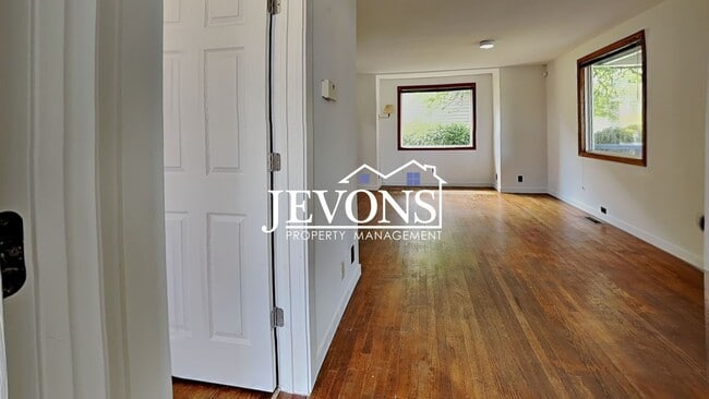 Building Photo - Charming 5-bedroom home near shopping, parks, and University of Puget Sound - Minutes from Cheney...