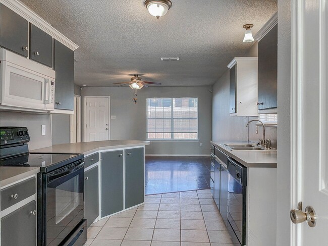 Building Photo - Beautiful Home Available 08/10!