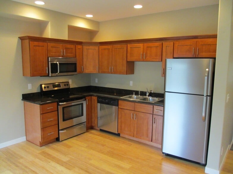 Building Photo - 472 SE Oak St