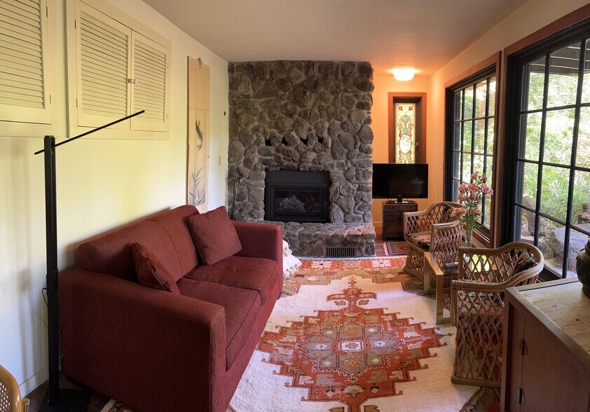 Living Room - 2567 N Fitch Mountain Rd