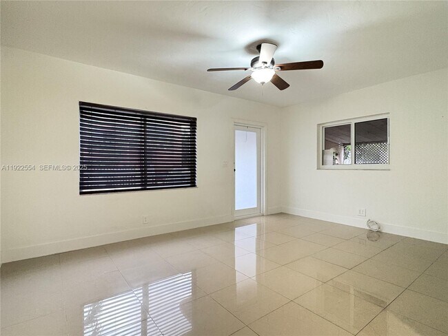 Building Photo - 527 SW 9th Ave