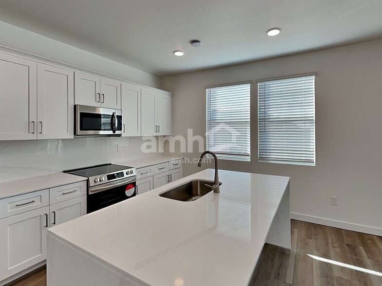Building Photo - 18458 W El Cortez Pl