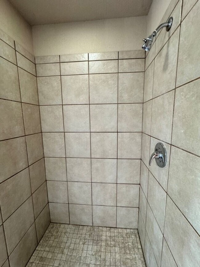 Building Photo - Brand new updates , spacious and a true 4 bedroom home in a gated community in Newcastle! Call us...
