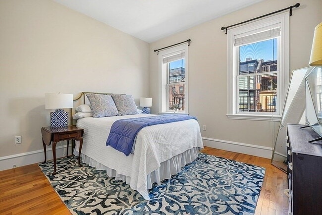 Building Photo - "Charming 2-Bed Oasis in the Heart of Boston's South End – Spacious 765 Sq Ft!"