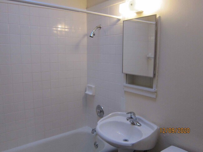 Building Photo - Available July 2026 Gorgeous 1-bedroom apartment in Shorewood with Free Heat