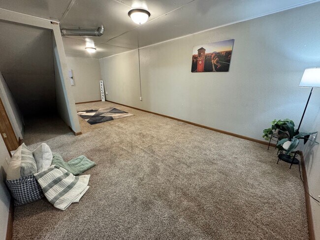 Building Photo - 215 Greenbush Dr