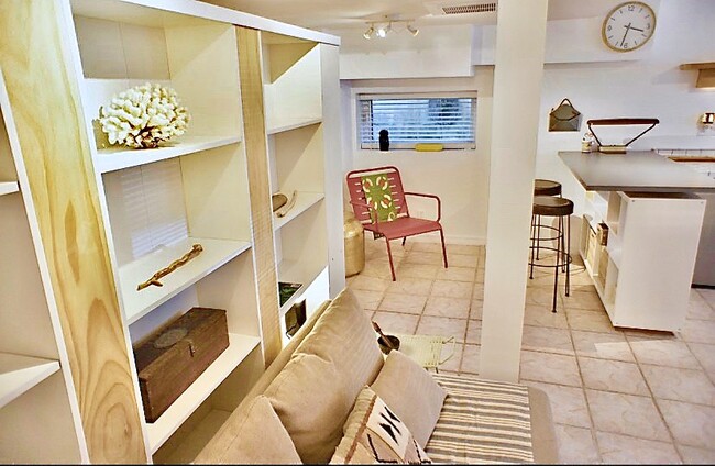 Building Photo - 21 Arenta St