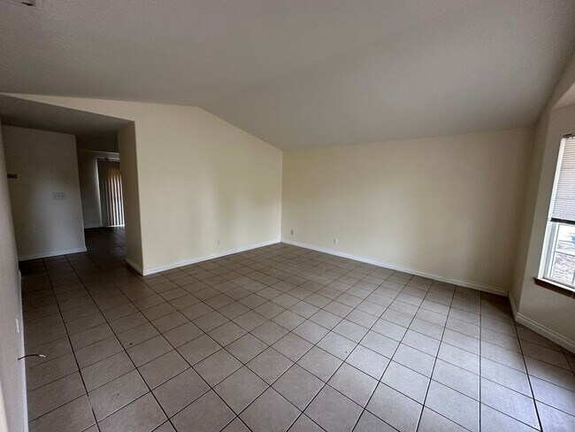 Building Photo - 3 Bedroom 2 Bath  Home In The Lexington Ar...