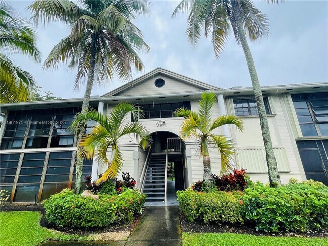 Building Photo - 925 NE 199th St